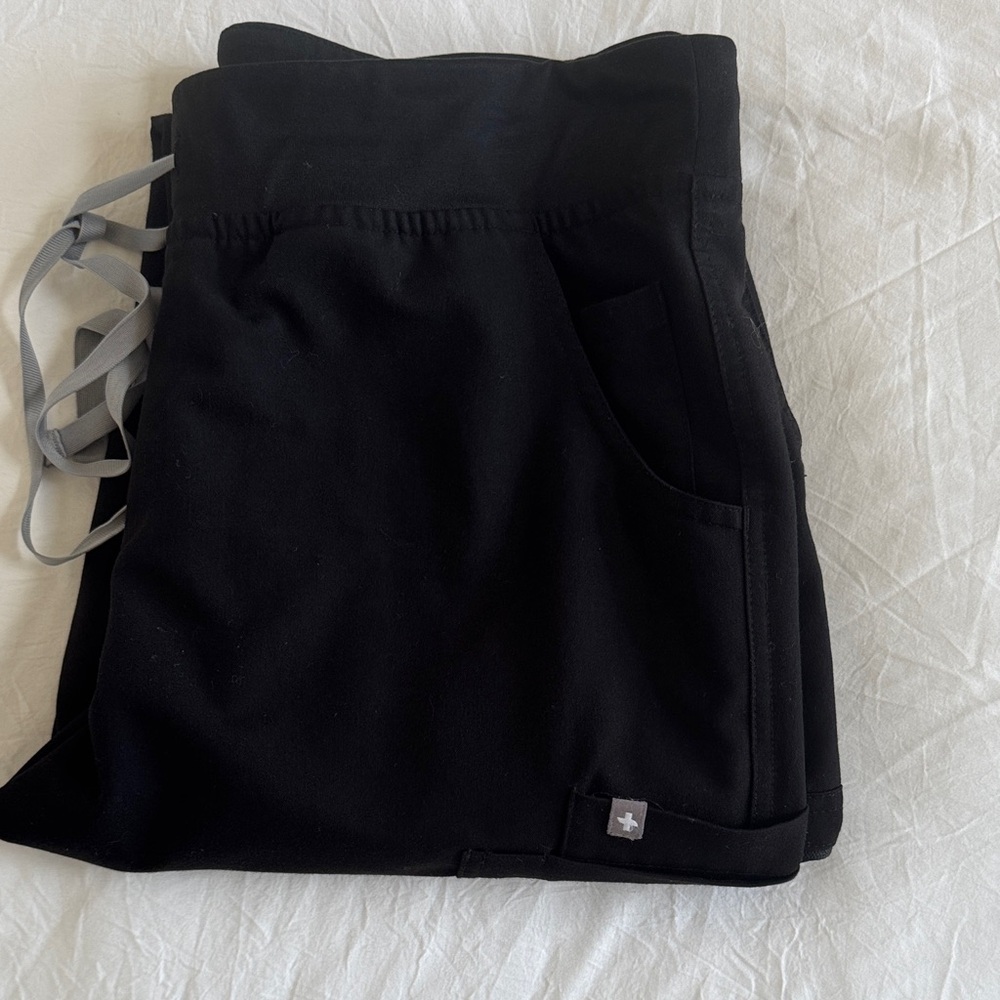 Black Women’s Figs Yola Scrub Pants Medium Petite - Picture 6 of 6